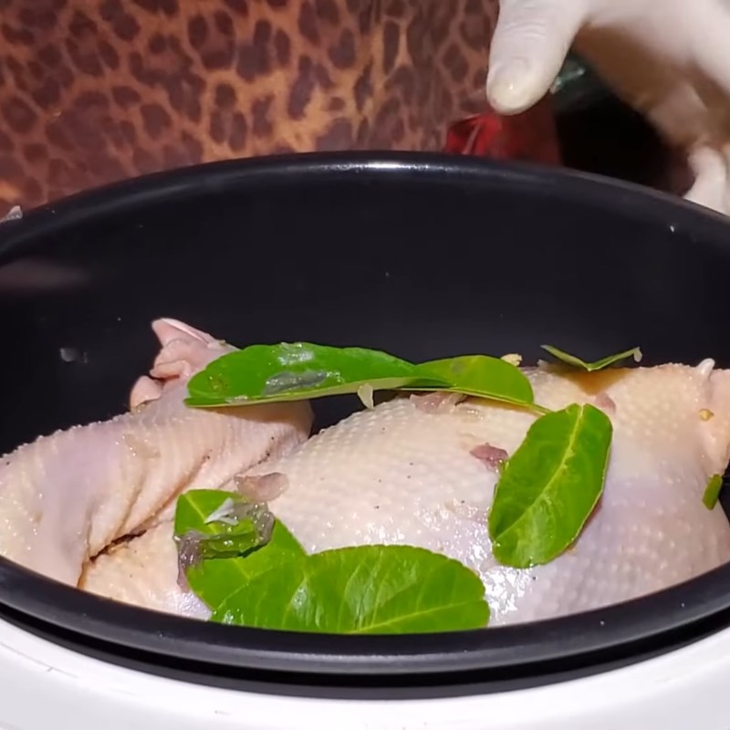 Bước 4 Hấp gà bằng nồi cơm điện Gà hấp muối