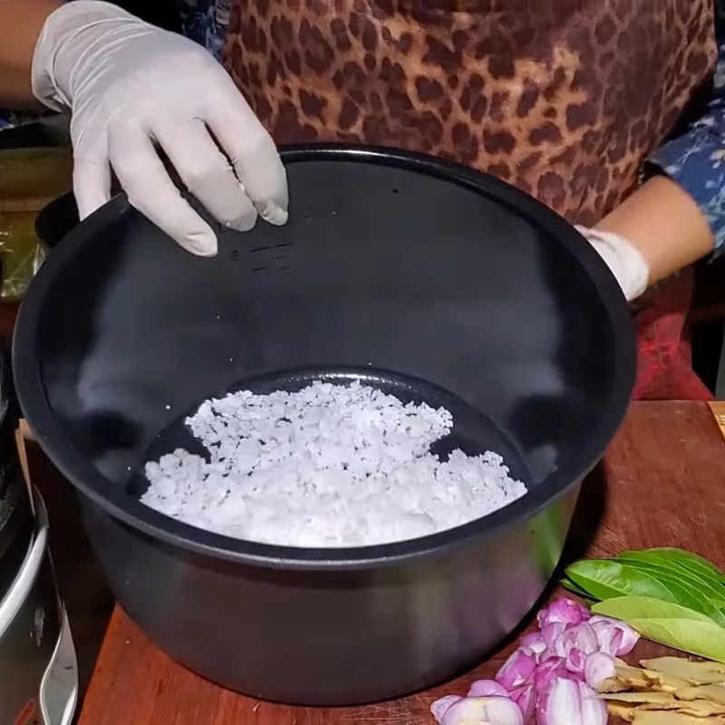 Bước 4 Hấp gà bằng nồi cơm điện Gà hấp muối