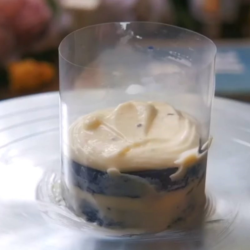 Bước 3 Hoàn thành và trang trí bánh Bánh sữa chua hoa đậu biếc blue velvet