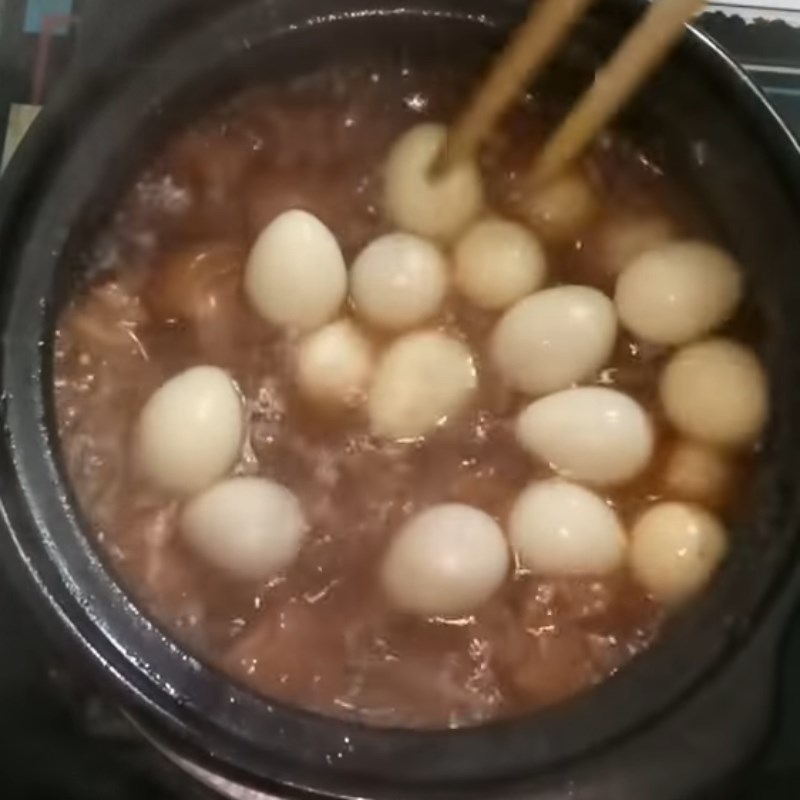 Bước 4 Kho thịt Thịt kho tàu trứng cút