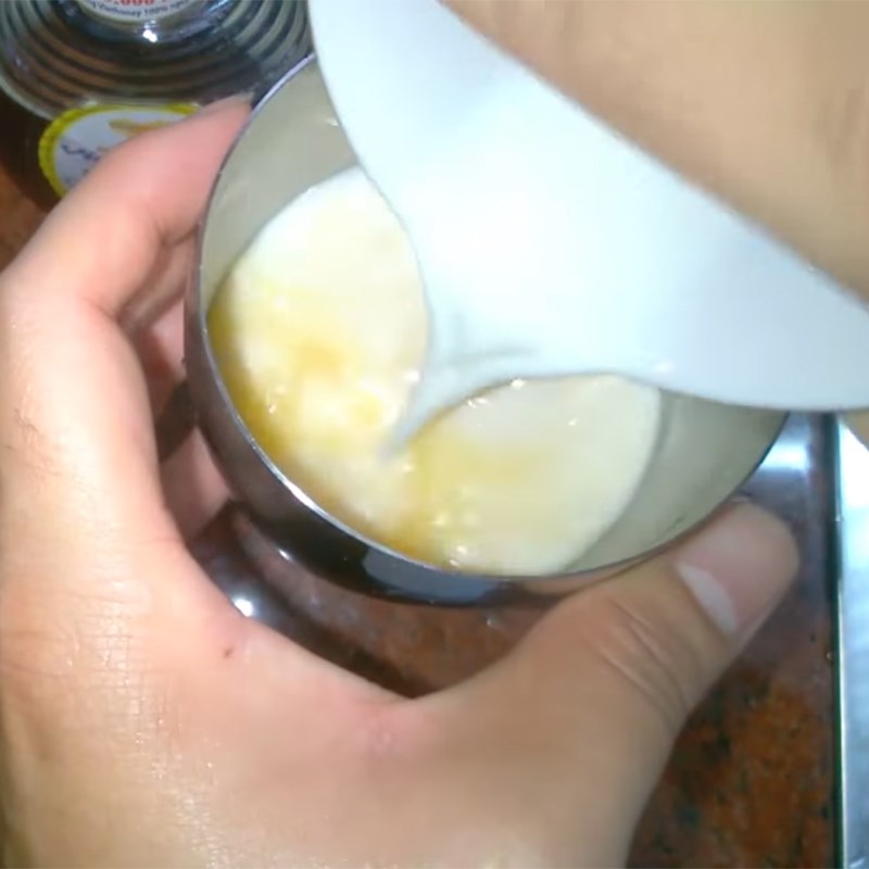 Bước 2 Khuấy trộn nguyên liệu Cam sữa chua