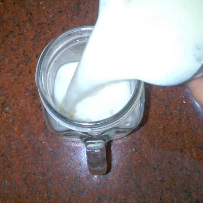 Bước 3 Lắc trộn và hoàn thành Cam sữa chua