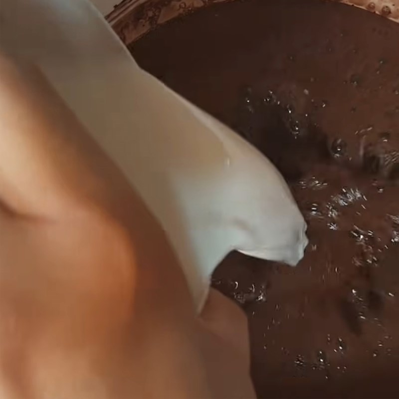 Bước 4 Làm nhân socola Bánh donut socola chiên
