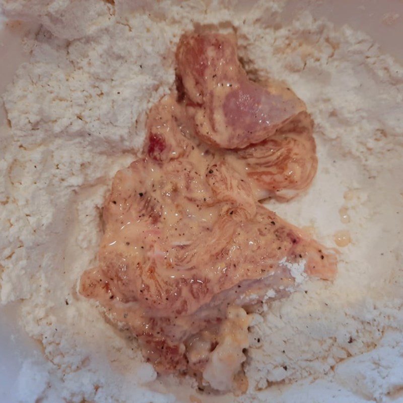 Bước 3 Lăn thịt gà qua bột Gà rán KFC