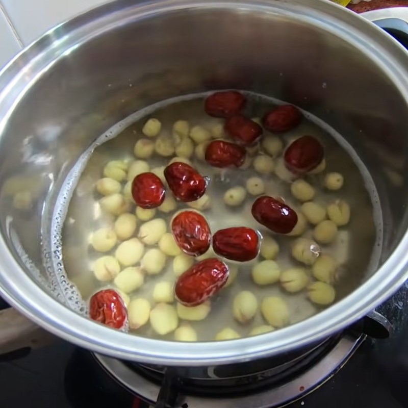 Bước 2 Luộc hạt sen và táo đỏ Yến chưng táo đỏ hạt sen