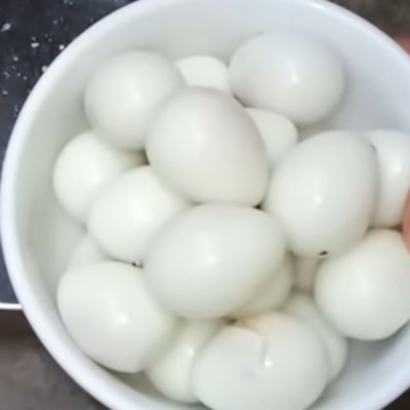 Bước 3 Luộc và bóc vỏ trứng cút Thịt kho tàu trứng cút