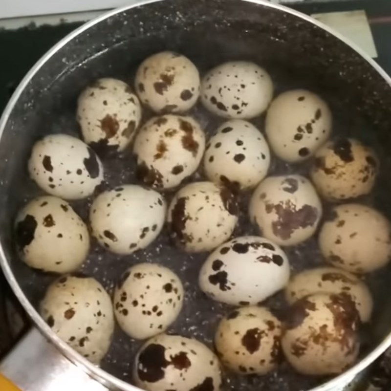 Bước 3 Luộc và bóc vỏ trứng cút Thịt kho tàu trứng cút