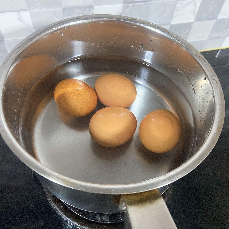 Bước 2 Luộc và cắt trứng Bánh gối nhân thịt trứng