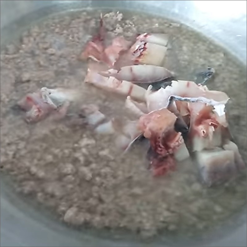 Bước 1 Nấu cá và thịt băm Nước chấm chẻo