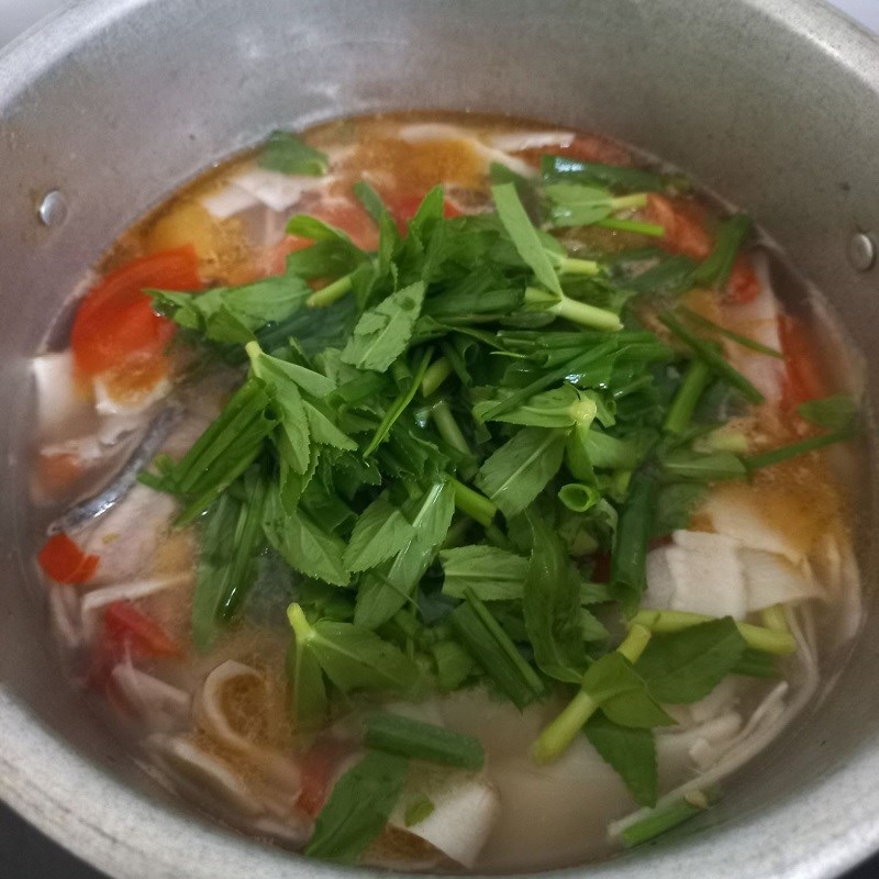 Bước 3 Nấu canh Canh cá ngát nấu măng chua