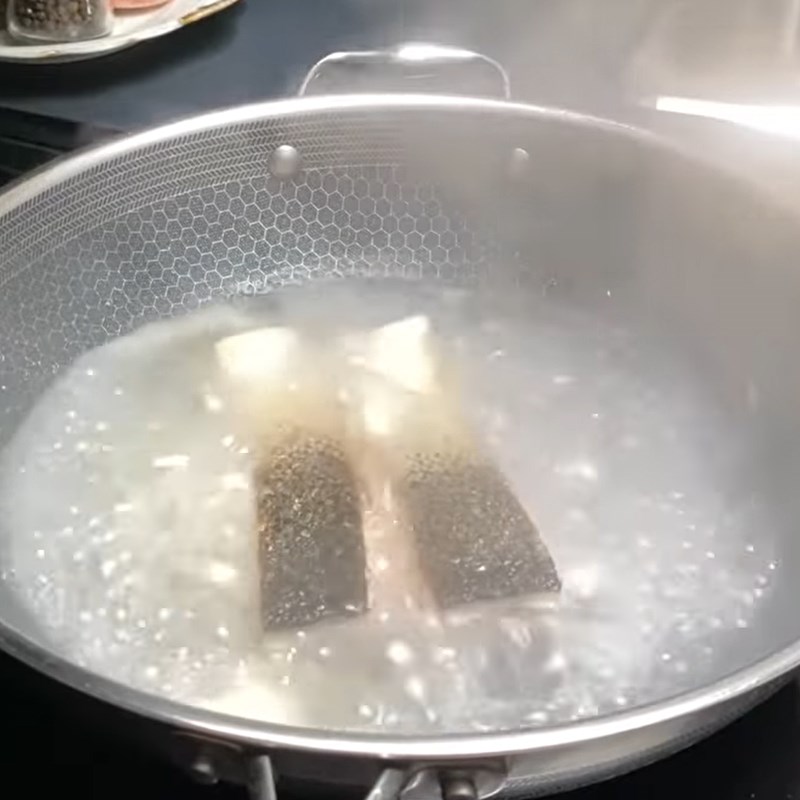 Bước 3 Nấu canh Canh củ cải cá hồi