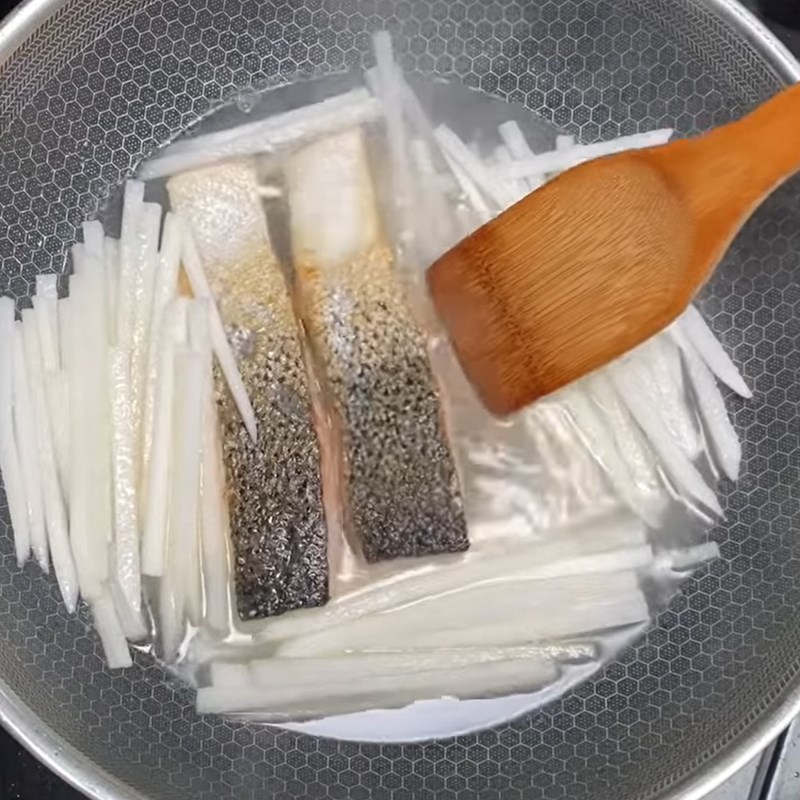 Bước 3 Nấu canh Canh củ cải cá hồi
