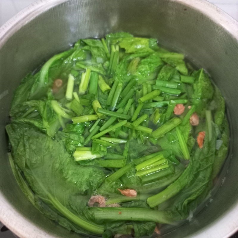 Bước 3 Nấu canh Canh cải bẹ xanh nấu tôm khô