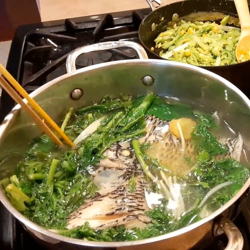 Bước 3 Nấu canh cá rô với cải cúc Canh cải cúc nấu cá rô