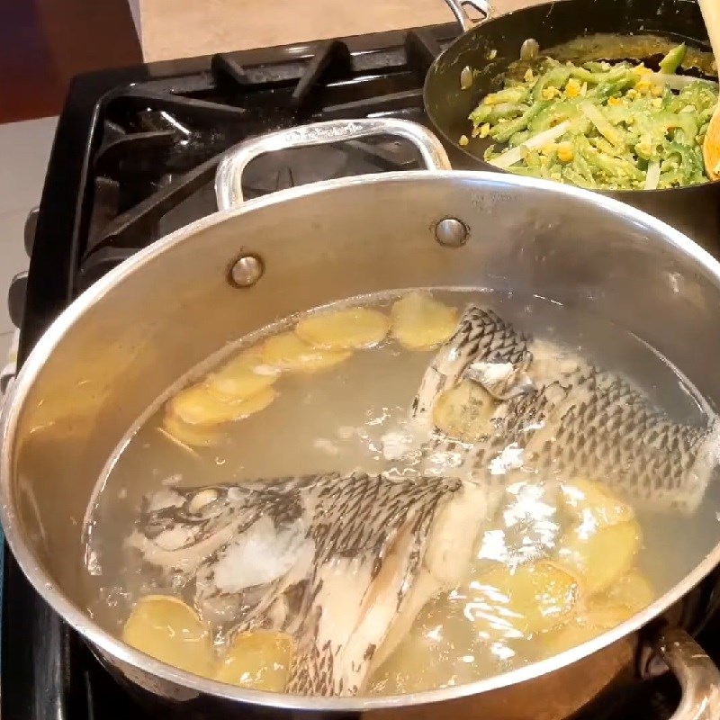 Bước 3 Nấu canh cá rô với cải cúc Canh cải cúc nấu cá rô