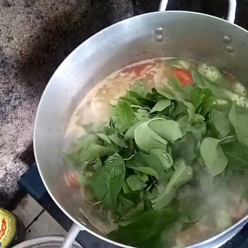 Bước 3 Nấu canh Cá dìa nấu canh chua lá giang