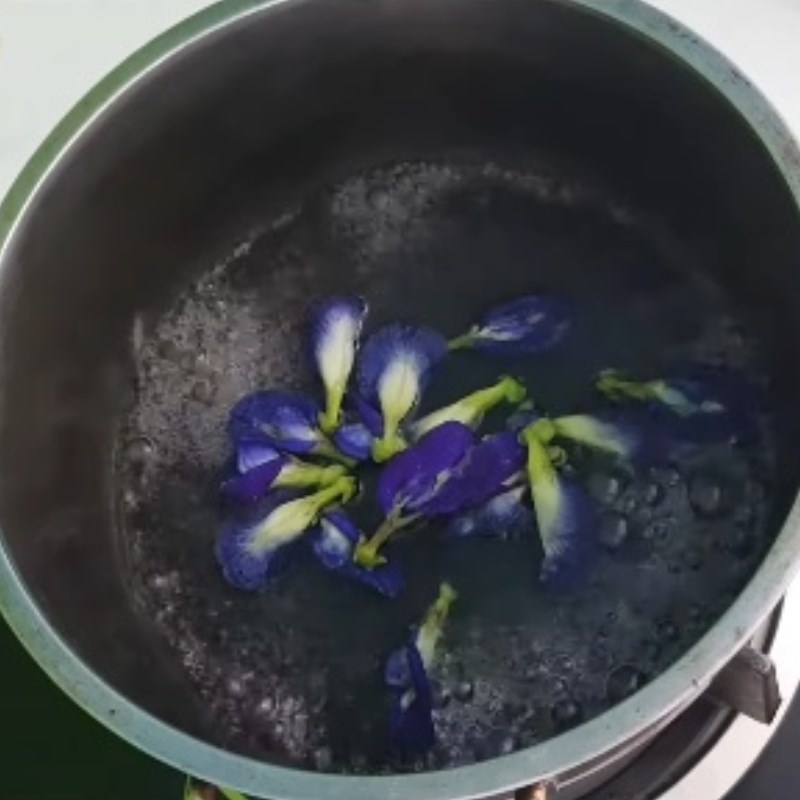 Bước 1 Nấu hoa đậu biếc Trân châu hoa đậu biếc bằng bột năng