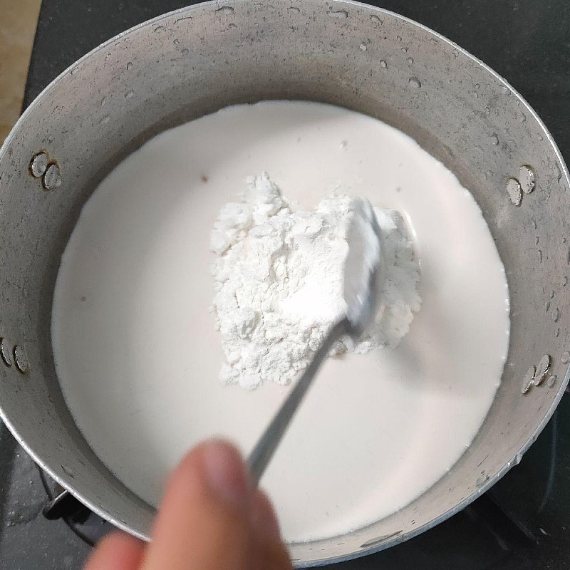 Bước 2 Nấu hỗn hợp bột làm kem Kem chuối trái cây