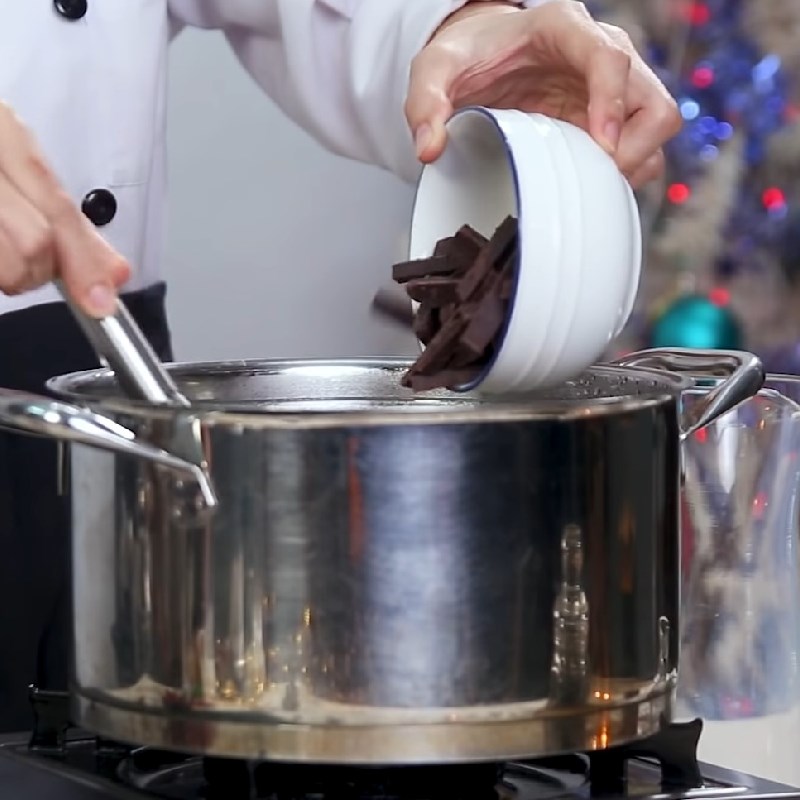 Bước 1 Nấu hỗn hợp socola sữa Chocolate nóng và kẹo dẻo