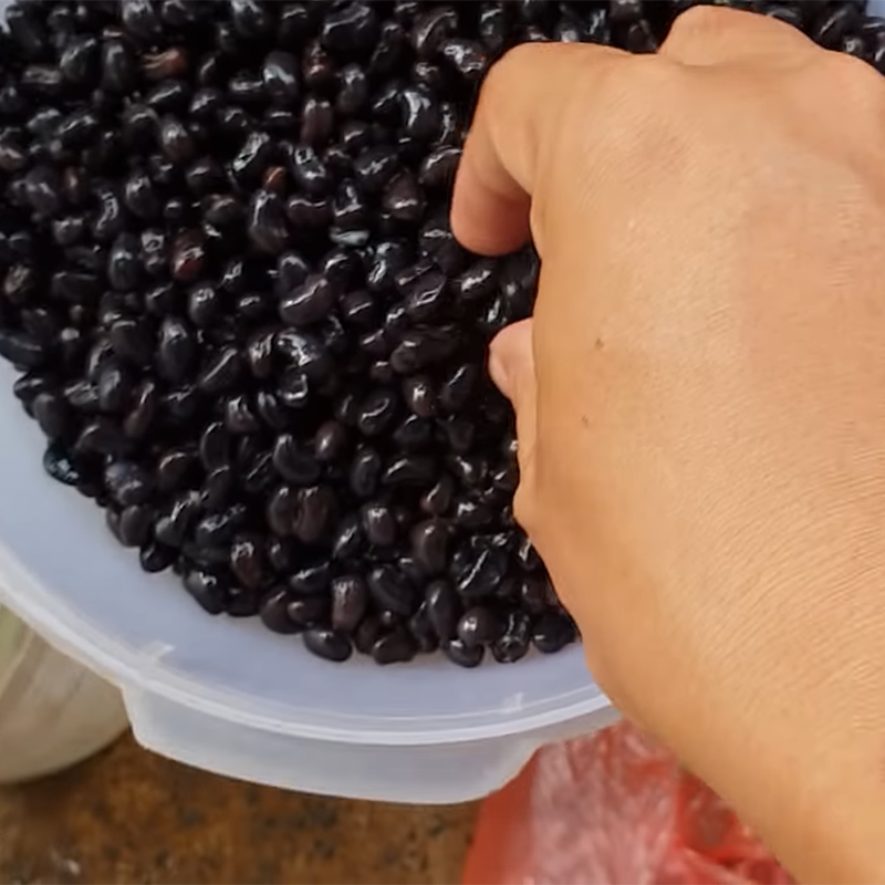 Bước 2 Ngâm đậu đen Đuôi bò hầm đậu đen