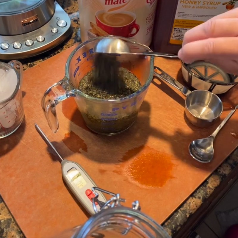 Bước 1 Ngâm trà Trà sữa mật ong trà xanh
