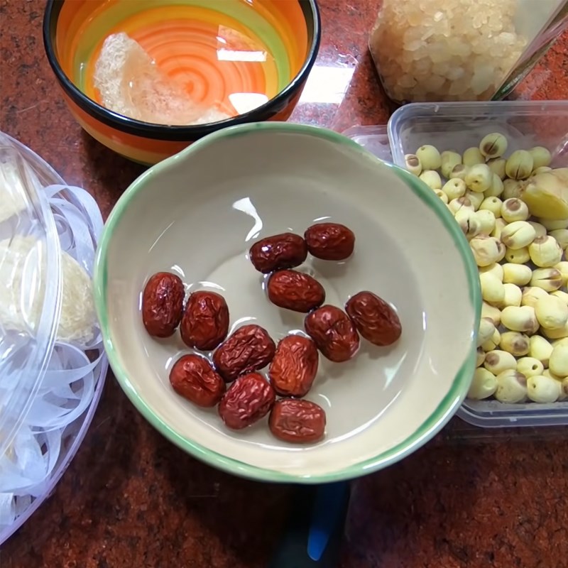 Bước 1 Ngâm yến và táo đỏ Yến chưng táo đỏ hạt sen