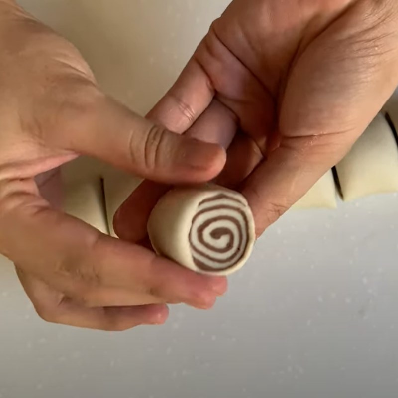 Bước 3 Nhào bột vào tạo hình bánh Bánh bao socola 2 lớp