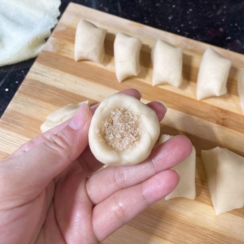 Bước 3 Nhồi đường vào bánh Bánh bột mì chiên nhân đường