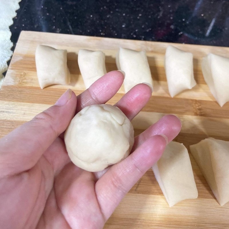 Bước 3 Nhồi đường vào bánh Bánh bột mì chiên nhân đường