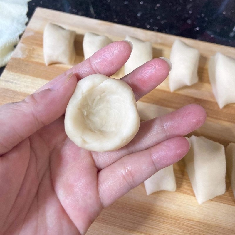 Bước 3 Nhồi đường vào bánh Bánh bột mì chiên nhân đường