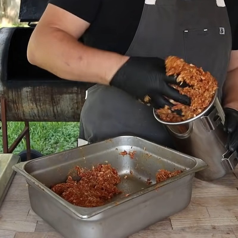 Bước 3 Nhồi xúc xích Xúc xích bò