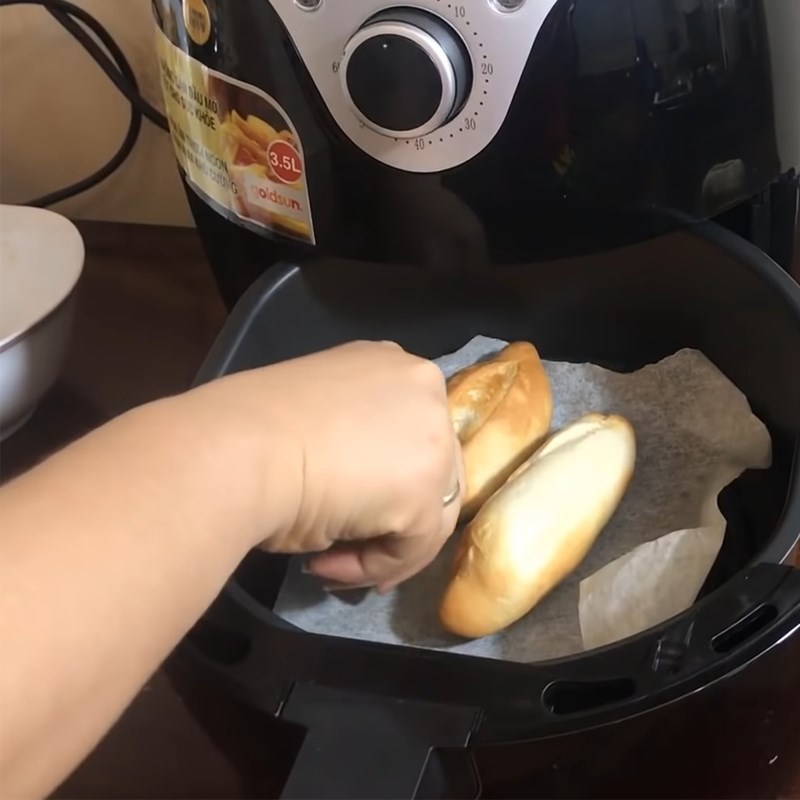 Bước 4 Nướng bánh mì Bánh mì đặc ruột bằng nồi chiên không dầu