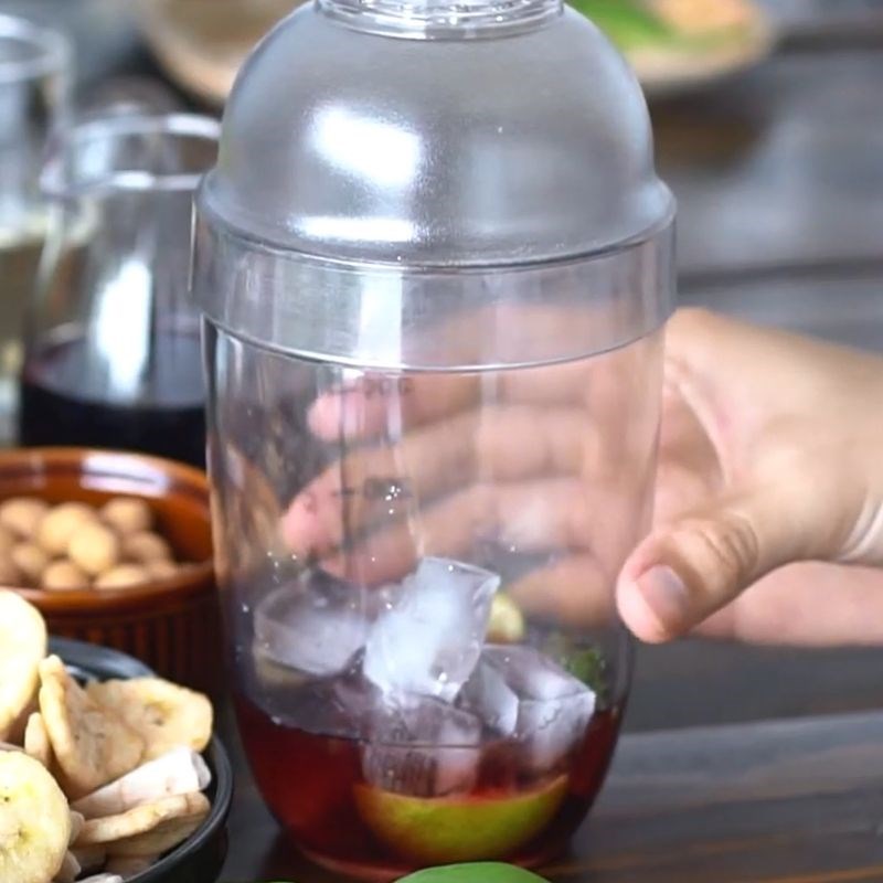 Bước 2 Pha soda Soda siro việt quất