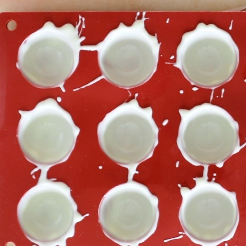 Bước 2 Phủ socola trắng vào khuôn Kem viên