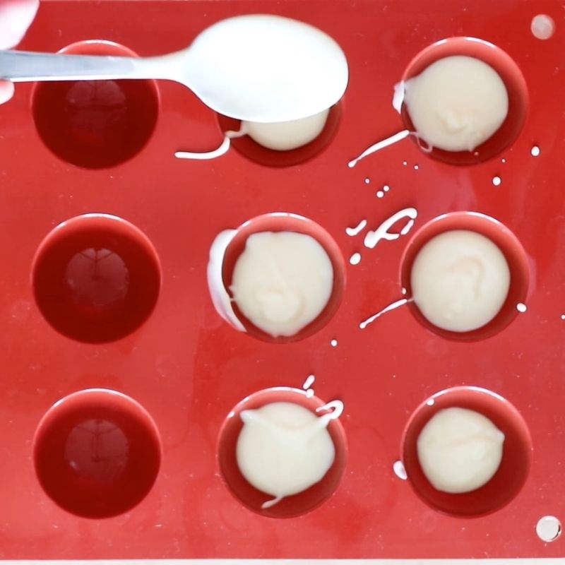 Bước 2 Phủ socola trắng vào khuôn Kem viên