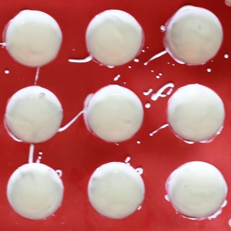 Bước 2 Phủ socola trắng vào khuôn Kem viên