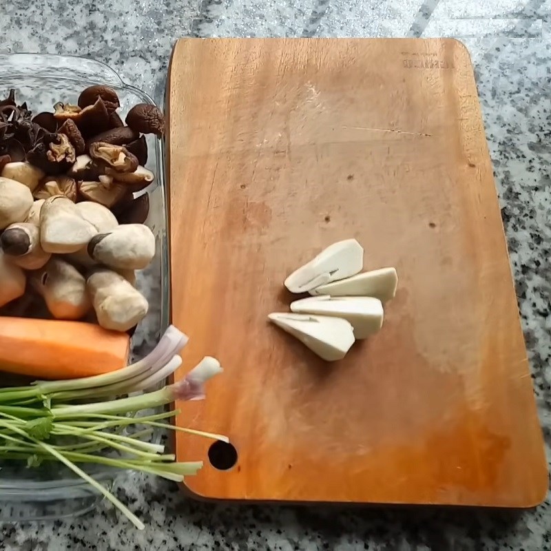 Bước 1 Sơ chế các loại nấm Hủ tiếu xào chay rau nấm