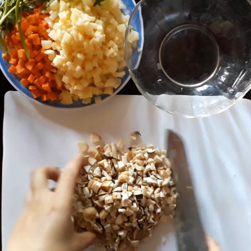 Bước 3 Sơ chế các loại rau củ và nấm Cháo thịt bằm rau củ nấm rơm