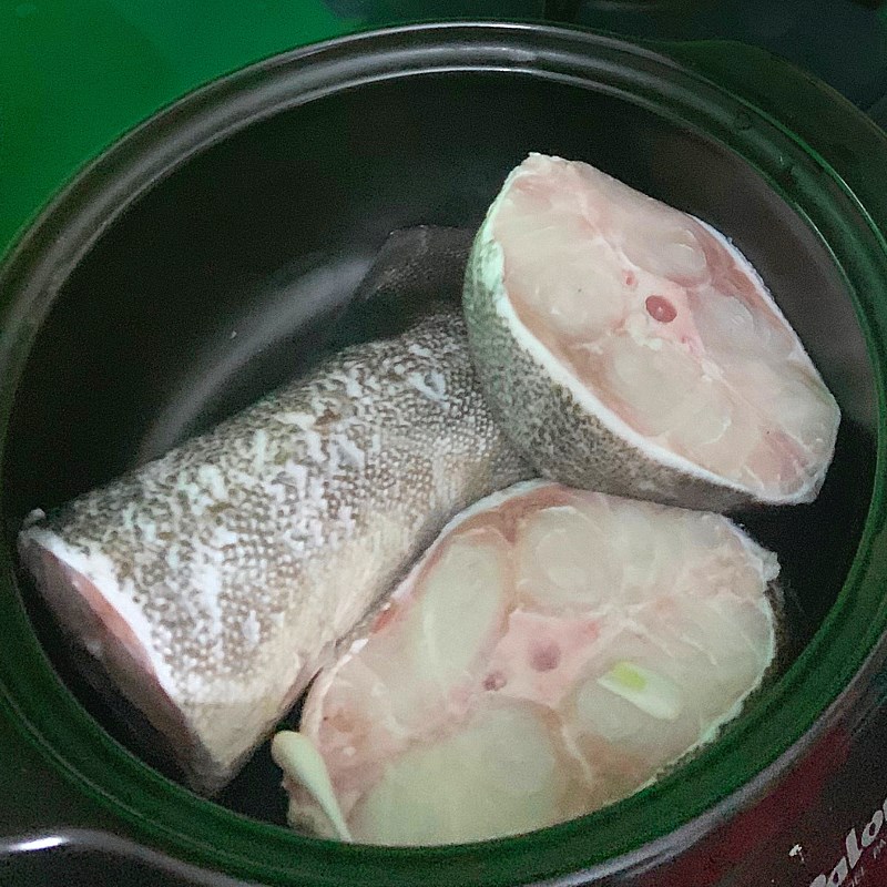 Bước 1 Sơ chế các nguyên liệu Cá bớp kho tiêu với thịt ba chỉ