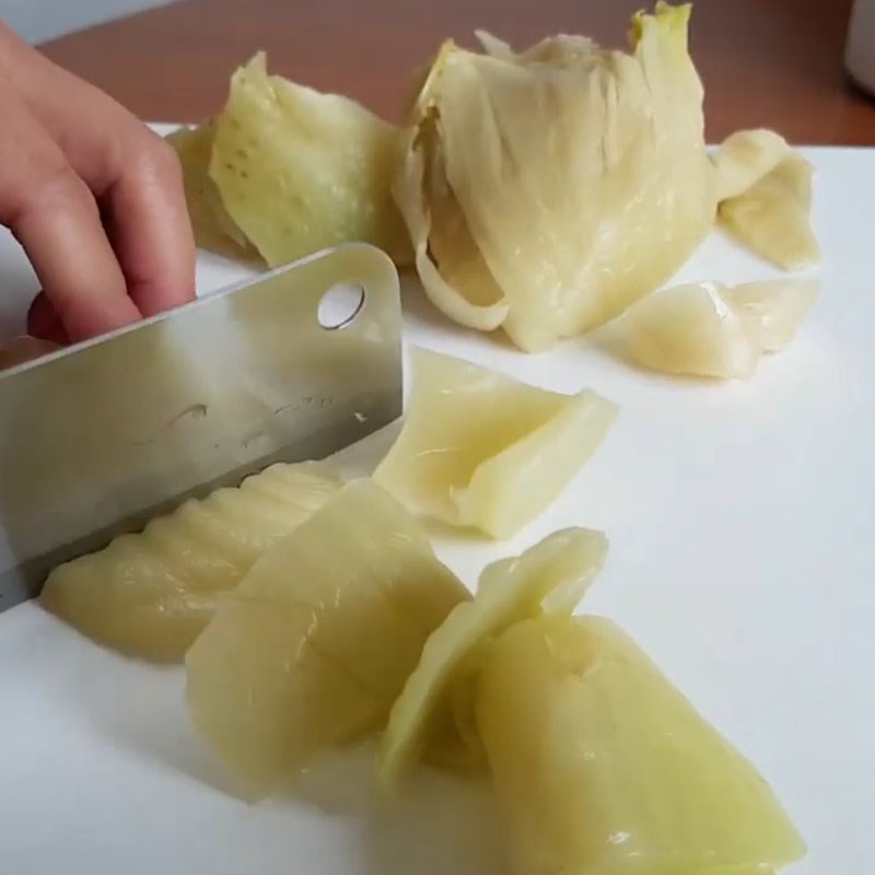 Bước 2 Sơ chế các nguyên liệu khác Cá lóc om dưa