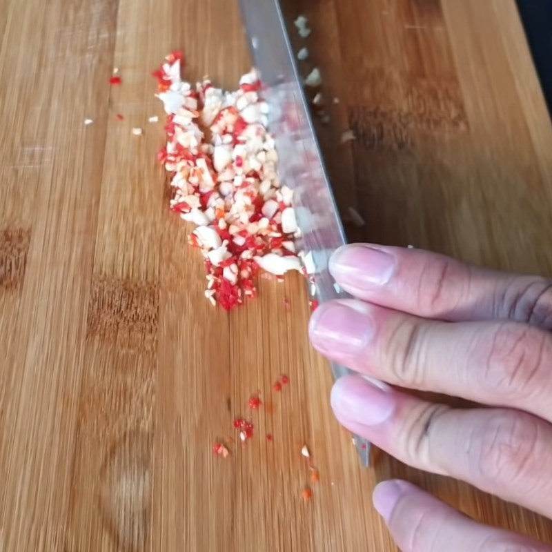 Bước 2 Sơ chế các nguyên liệu khác Nấm rơm xào dưa cải chua