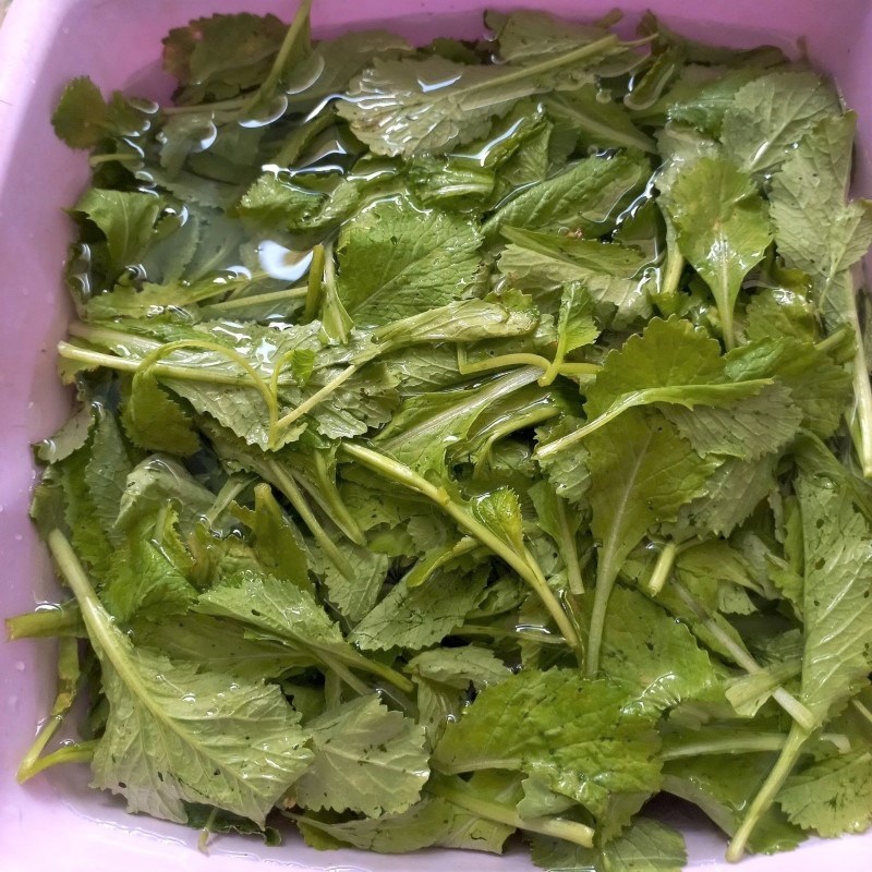 Bước 2 Sơ chế các nguyên liệu khác Canh cải bẹ xanh nấu tôm khô