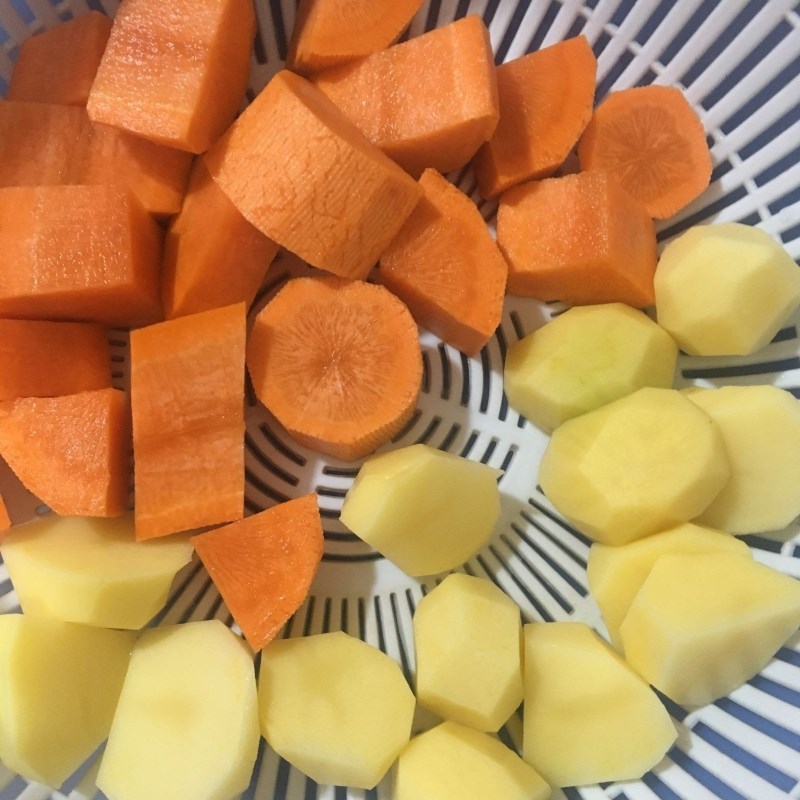 Bước 2 Sơ chế rau củ Gà hầm khoai tây