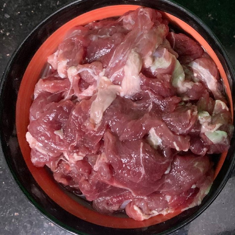 Bước 1 Sơ chế các nguyên liệu và ướp thịt Bò xào sả nghệ