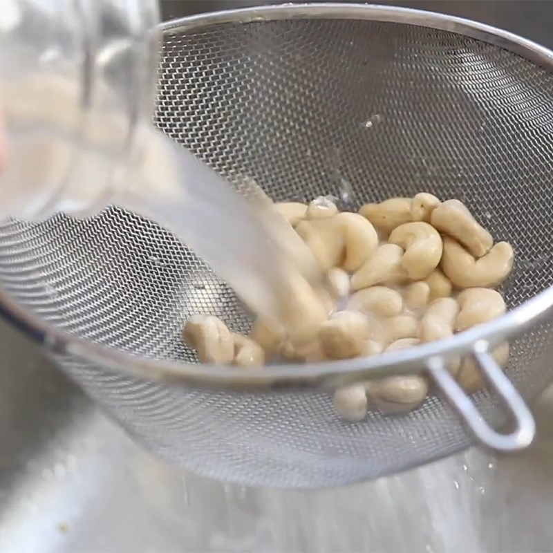Bước 1 Sơ chế đậu nành và hạt điều Sữa đậu nành bằng máy làm sữa đậu nành