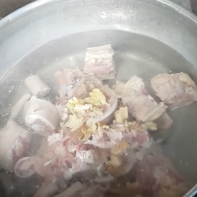 Bước 1 Sơ chế đuôi bò Đuôi bò hầm đậu đen