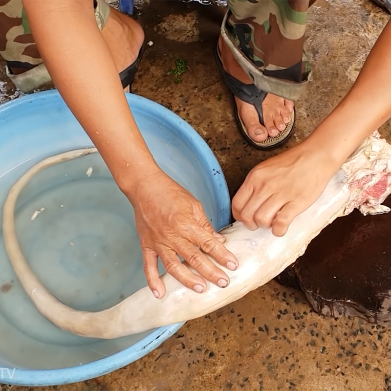 Bước 1 Sơ chế đuôi bò Đuôi bò hầm đậu đen