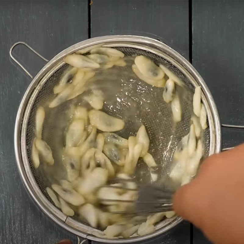 Bước 1 Sơ chế mãng cầu ta Kem mãng cầu ta (quả na)