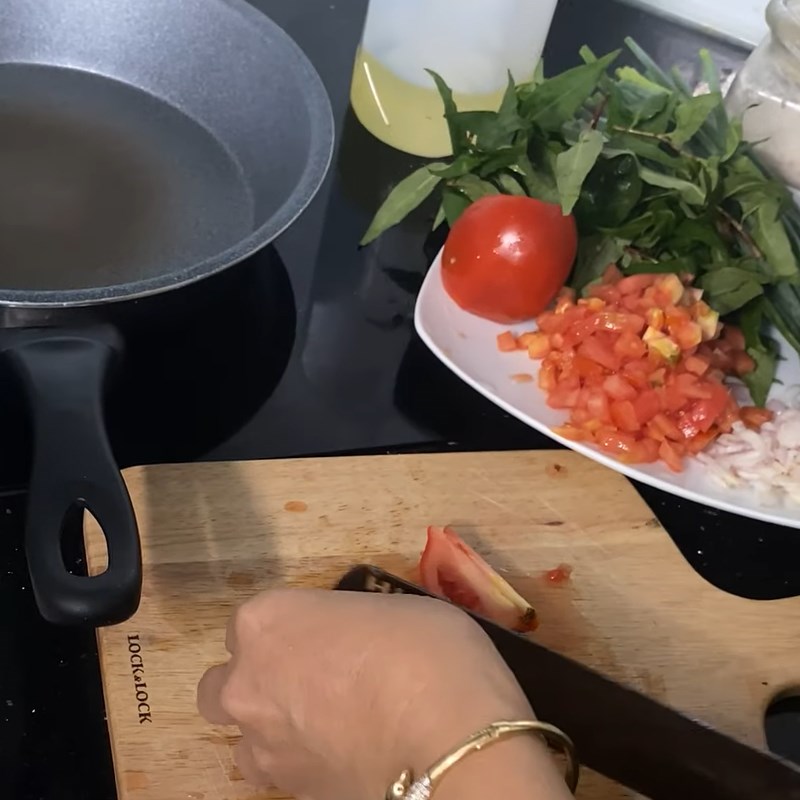 Bước 1 Sơ chế nguyên liệu Canh hà chua ngọt