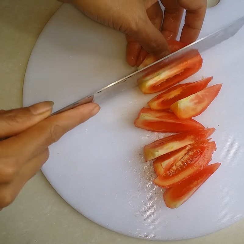 Bước 1 Sơ chế nguyên liệu Canh cải cúc với cà chua